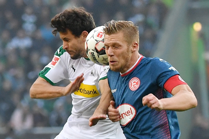 一名年轻田 一名年轻田