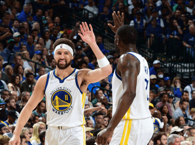 它呈现出两 它呈现出两